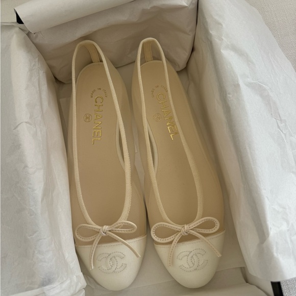CHANEL Cream and Ivory Cap-Toe Ballet Flats - Picture 5 of 12